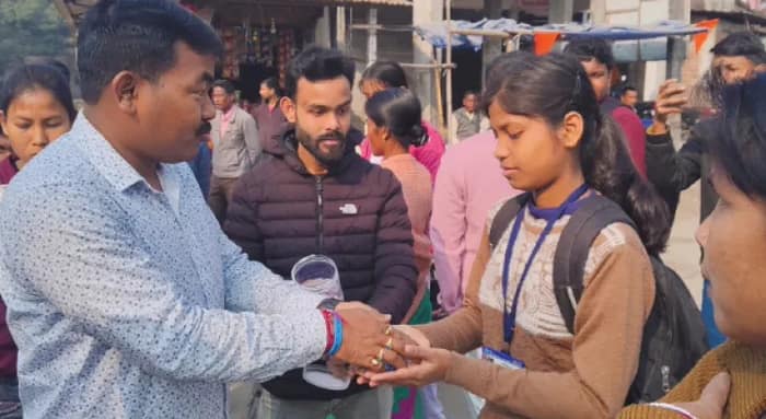 মাধ্যমিক পরীক্ষার্থীদের পেন, চকোলেট দিলেন জেলা যুব তৃণমূল সভাপতি