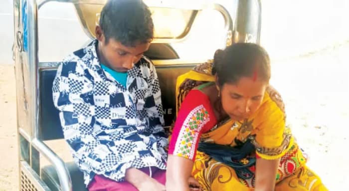 মাধ্যমিক পরীক্ষার্থীর বাড়িতে ফেলে যাওয়া সার্টিফিকেট পরীক্ষাকেন্দ্রে পৌঁছে দিল স্কুল
