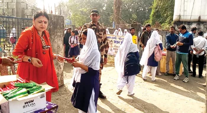 পরীক্ষার্থীদের উপহার বিলিতে সৌজন্য, বেলা গড়াতেই শিল্পাঞ্চলে বাক্‌যু঩দ্ধে তৃণমূল-বিজেপি
