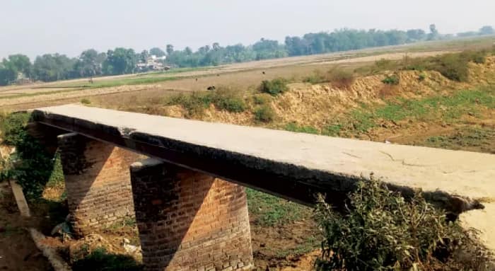 মালিয়ারা গ্রামে সেচখালের সেতুতে রেলিং নেই, যাতায়াত করতে সমস্যা