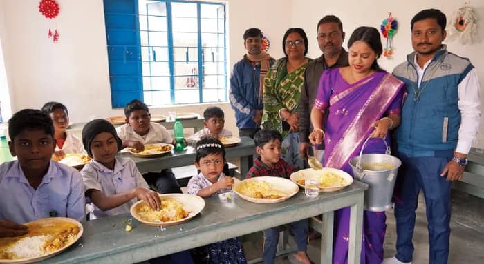 স্কুলে মিড ডে মিলে ‘দিদি’র বিয়ের ভোজ খেল পড়ুয়ারা