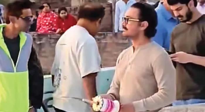 জিয়াগঞ্জে অরিজিৎ সিংয়ের বাড়িতে আমির, প্লেব্যাকে থাকার অনুরোধ, হালকা মেজাজে ছাদে ওড়ালেন ঘুড়িও