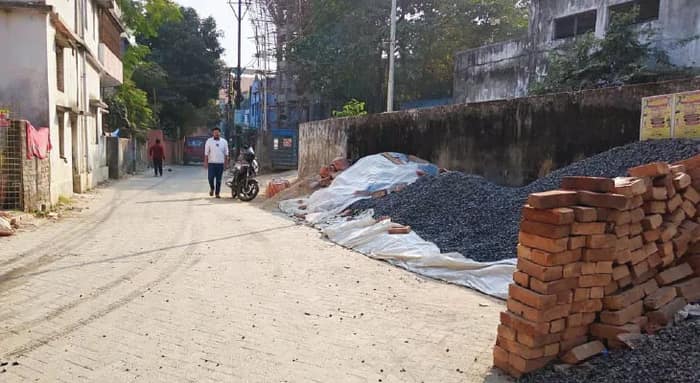 হাসপাতালের পিছনের রাস্তায় পড়ে ইমারতি দ্রব্য, অ্যাম্বুলেন্স ঢুকতে বাধা