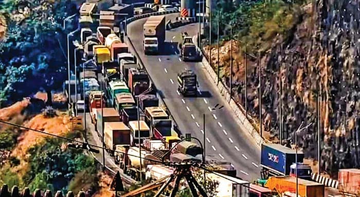 গ্যাস ট্যাঙ্কারে দুর্ঘটনা, মুম্বই-পুনে এক্সপ্রেসওয়েতে ২২ কিমি যানজট
