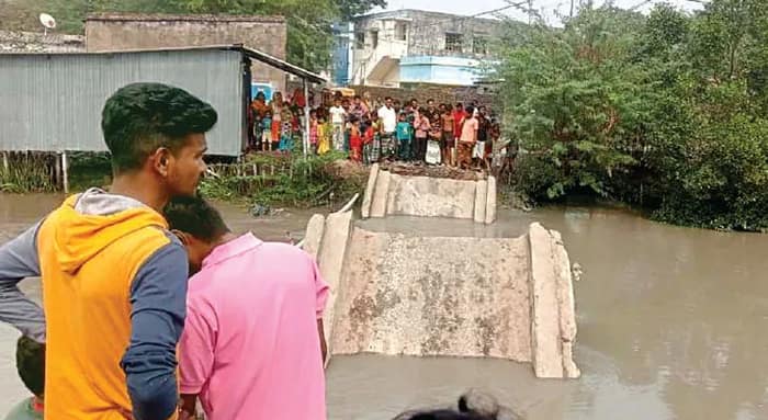 ভাঙল বিদ্যাধরী খালের কংক্রিট সেতু,  সমস্যায় পড়েছে মাধ্যমিক পরীক্ষার্থীরা