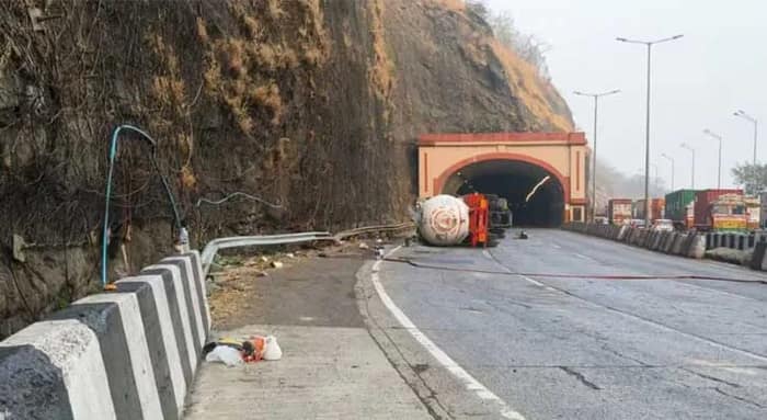 উল্টে গেল গ্যাস ভর্তি ট্যাঙ্কার, ঘন্টার পর ঘন্টা বন্ধ মুম্বই-পুনে এক্সপ্রেসওয়ে