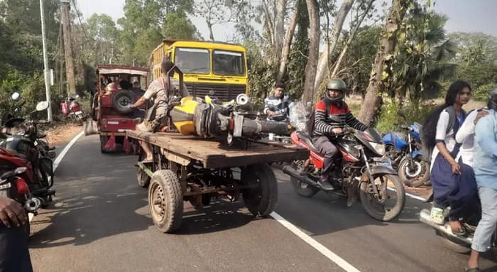 মাধ্যমিক পরীক্ষা দিয়ে বাড়ি ফেরার পথে দুর্ঘটনা, জখম ৬