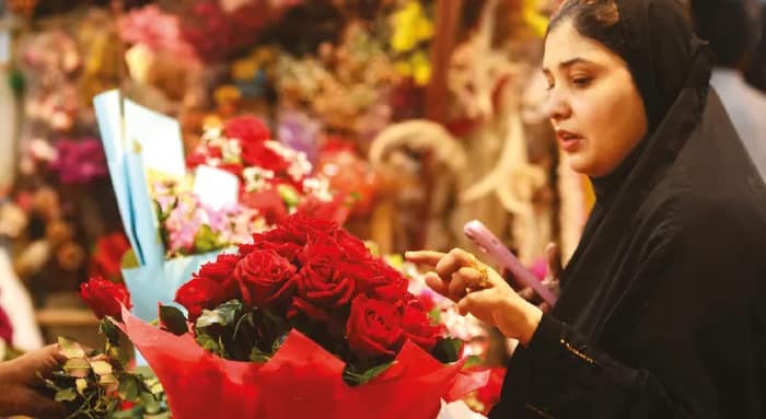 আজ ‘রোজ ডে’, বাজারে গোলাপের পিস ৫০ টাকা