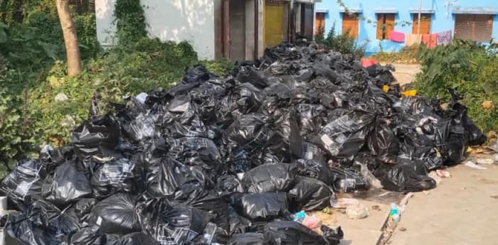 আবর্জনার চাপে ক্রমশ আস্তাকুঁড় হয়ে উঠছে ক্যানিং হাসপাতাল, অসন্তোষ