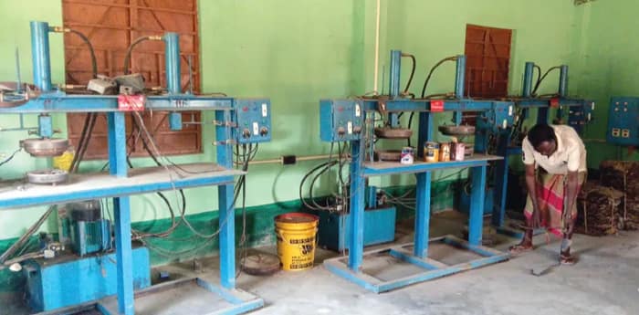 আউশগ্রামে বন্ধ সরকারি শালপাতার কারখানা থার্মোকলের দাপটে জীবিকা হারাচ্ছেন আদিবাসীরা