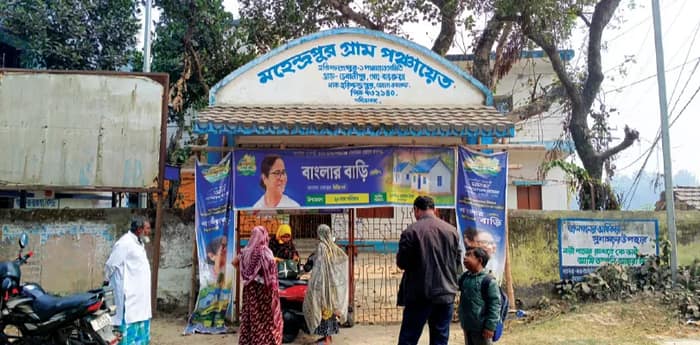 দুপুরেও খোলেনি পঞ্চায়েত, নেই কর্মীরা হরিশ্চন্দ্রপুরে বাড়ছে সাধারণের ক্ষোভ