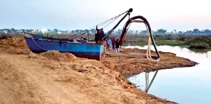 রাতের অন্ধকারে ময়ূরাক্ষীর নিস্তব্ধ চর থেকে অবাধে বালি লুট, ক্ষোভ