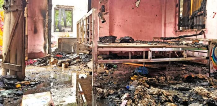 চার্জ দেওয়ার সময় ই-স্কুটারের ব্যাটারি বিস্ফোরণ, পু‌ড়ল বাড়ি