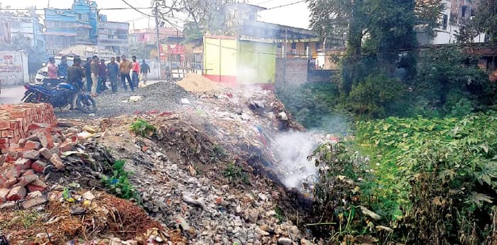 আবর্জনা ফেলার আড়ালে ইটাহারে নিঃশব্দে পুকুর ভরাট