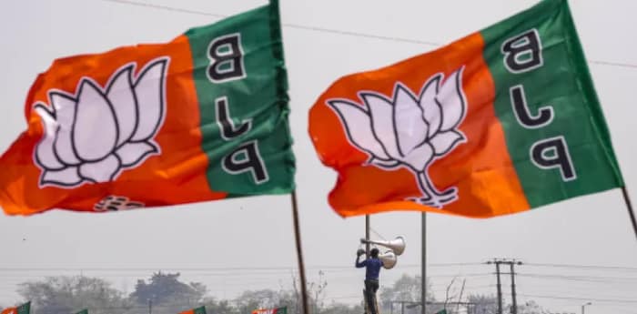বাড়ি বাড়ি গিয়ে ভোটারদের প্রশ্নের মুখে নেতারা, চোপড়ায় বড় সভার পরিবর্তে জনসংযোগে জোর পদ্মপার্টির