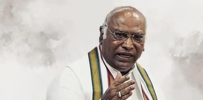 ‘সরকারের সমালোচনা করা আমার অধিকার’, বক্তব্য ছাঁটায় সরব খাড়্গে