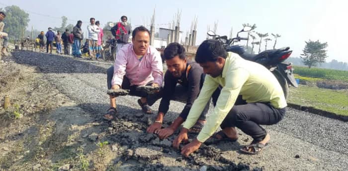 হাত দিয়ে উঠে যাচ্ছে রাস্তার পিচ, সোহাইর গ্রামে বিক্ষোভ বাসিন্দাদের