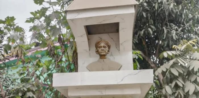 অর্ধদিবস ধুলো মাখা অবস্থায় পঞ্চানন বর্মার আবক্ষ মূর্তি, বুনিয়াদপুর পুরসভার ভূমিকায় ক্ষোভ