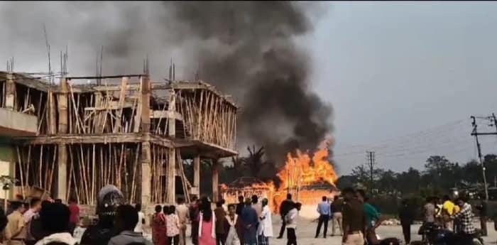 মাদারিহাটে হোটেলের ঘর থেকে তরুণের মৃতদেহ উদ্ধার, ভাঙচুরের পর অগ্নিসংযোগ