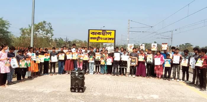 পুলওয়ামার শহিদদের শ্রদ্ধা  জানাতে ছবি আঁকলেন পড়ুয়ারা