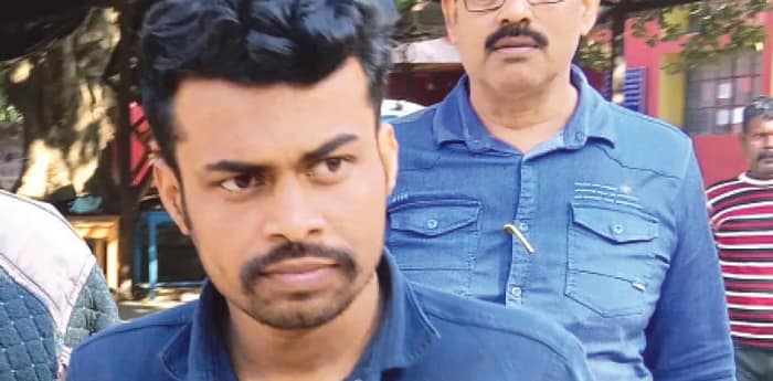 উচ্চমাধ্যমিক পরীক্ষার্থী প্রেমিকাকে স্কুল থেকে নিতে এসে শ্রীঘরে প্রেমিক