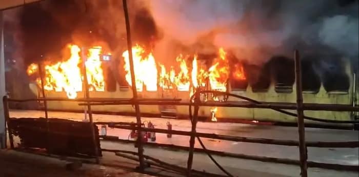 কাটোয়া স্টেশনে প্ল্যাটফর্মে দাঁড়িয়ে থাকা ট্রেনের কোচে ভয়াবহ অগ্নিকাণ্ড