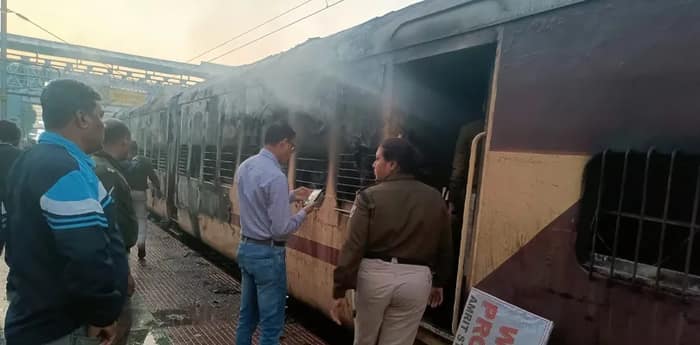 কাটোয়ায় ট্রেনের কামরায় আগুন, প্রাথমিক তদন্তে অন্তর্ঘাতের চিত্র সিসি ক্যামেরায়