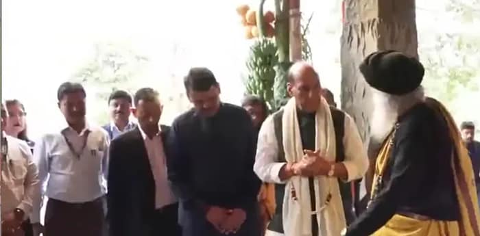কোয়েম্বাটোরের ঈশা যোগ কেন্দ্রে পৌঁছালেন প্রতিরক্ষা মন্ত্রী রাজনাথ সিং
