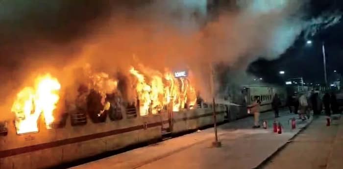 কাটোয়ায় দাঁড়ানো ট্রেনে আগুন, পুড়ে খাক বগি, বরাতজোরে রক্ষা যাত্রীদের, আতঙ্কে হুড়োহুড়ি