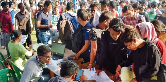 প্রথমদিনেই যুবসাথীতে নাম লেখাতে তুমুল ভিড়, পরিবারের সদস্যদের ফর্ম ফিলআপ বিজেপি নেতার