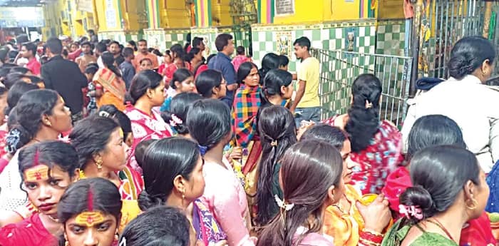 আলো আর ফুলে সেজে উঠেছে নানা মন্দির, বেলা বাড়তেই উপচে পড়া ভিড় তারকেশ্বরে