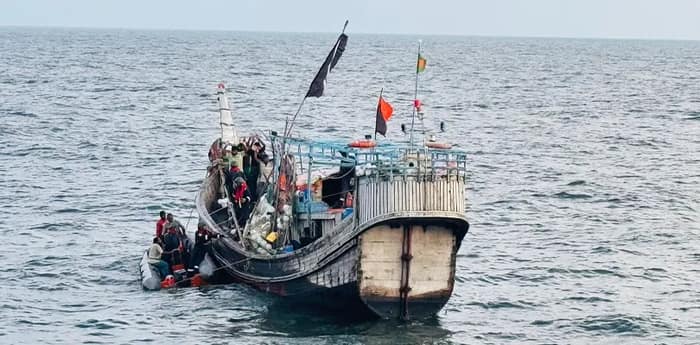 ভারতীয় জলসীমায় অবৈধ প্রবেশ! ২৮ জন মৎস্যজীবী সহ আটক বাংলাদেশি ট্রলার