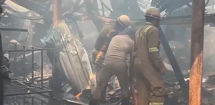 গাজিয়াবাদে একসঙ্গে দু'টি কারখানায় আগুন, আগুন নিয়ন্ত্রণে দমকলবাহিনী