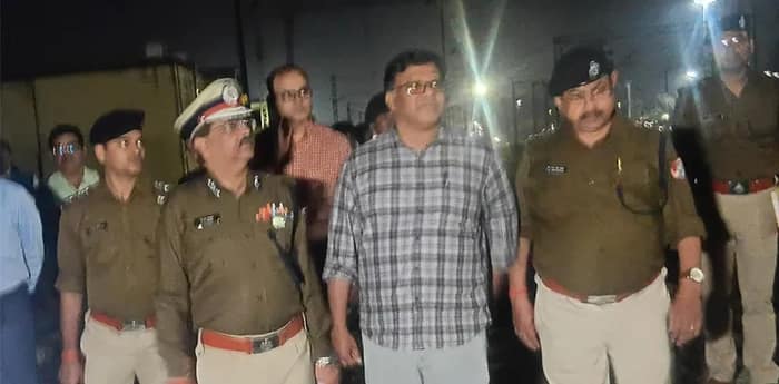 কাটোয়া স্টেশনে ট্রেনের বগিতে অগ্নিকাণ্ডের ঘটনার পরিদর্শনে এলেন পূর্ব রেল পুলিশের আইজি