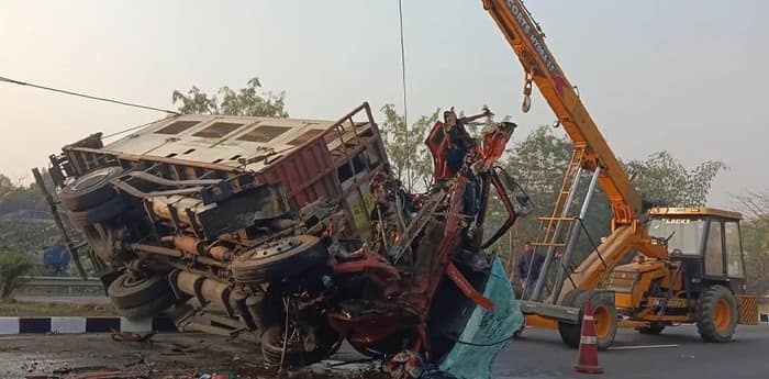 বাগনানে ট্রেলারে ধাক্কা কন্টেনারের, আহত চালক