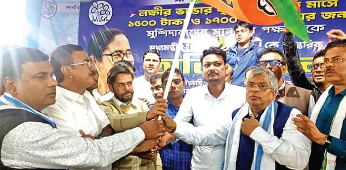 মুর্শিদাবাদের নওদাপানু গ্রাম পঞ্চায়েতের  কংগ্রেসের প্রধান সহ দুই সদস্য তৃণমূলে
