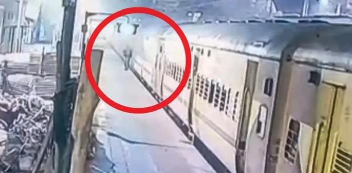 কাটোয়া স্টেশনে অগ্নিকাণ্ড, পুড়ে যাওয়ার আগে বগি থেকে নামে সন্দেহজনক এক ব্যক্তি