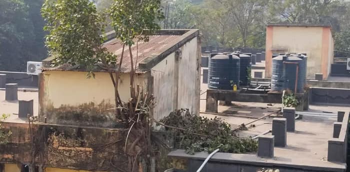 হলদিয়ায় হাসপাতাল বিল্ডিংয়ের দুর্দশা  ঘুরে দেখলেন পিডব্লিউডির ইঞ্জিনিয়ার