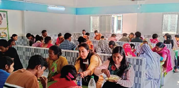 শিলিগুড়িতে মা ক্যান্টিনের জনপ্রিয়তা তুঙ্গে, এক বছরে ৫ লক্ষ ৪৫ হাজার প্লেট ডিম-ভাত বিক্রি