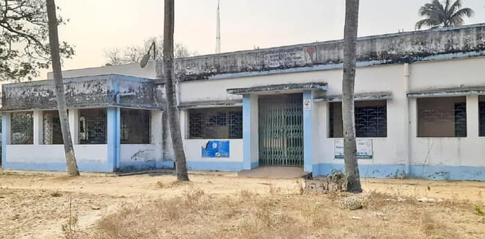 ঝাঁ চকচকে ভবন তৈরি হলেও চিকিৎসক ও নার্সের অভাবে চালু হয়নি ইনডোর পরিষেবা রামনগরের চন্দনপুর প্রাথমিক স্বাস্থ্যকেন্দ্রে