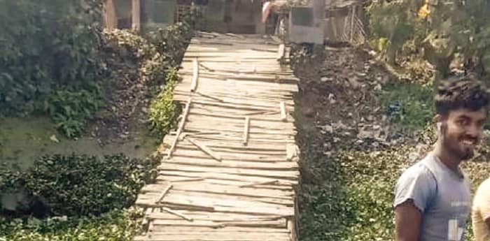 জীবনের ঝুঁকি নিয়ে ফেরি পারাপার দেগঙ্গায়, জোরালো হচ্ছে কংক্রিটের ব্রিজ তৈরির দাবি