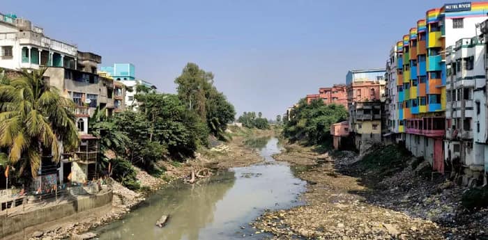 দূষণে জর্জরিত দ্বারকা, জল কমে যাওয়ায় তারাপীঠে আরতি বন্ধ