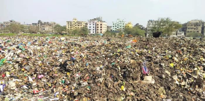 উত্তর হাওড়ায় আবর্জনার স্তূপ, রেলের জমি যেন ‘দ্বিতীয় বেলগাছিয়া ভাগাড়’, জঞ্জালে আগুন ধরানোয় শ্বাসকষ্টে ভুগছেন বাসিন্দারা