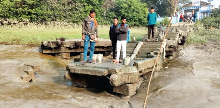কাদা ভেঙে উঠতে হয় নৌকায়, গৌড়েশ্বরে বেহাল ফেরিঘাটে চরম ভোগান্তি যাত্রীদের