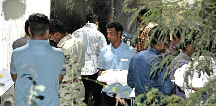 আনন্দপুর অগ্নিকাণ্ড: বাবার দেহাংশ নিল ৯ বছরের মেয়ে