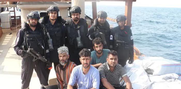 ভারতীয় উপকূলরক্ষী বাহিনীর হাতে আটক ইরানের নৌকা সহ ৫ কোটি টাকার বিদেশী সিগারেট
