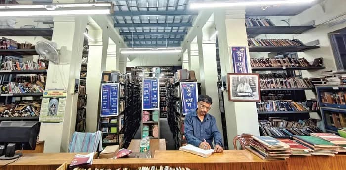 দুষ্প্রাপ্য ফরাসি বই-তুলটের পুঁথি! চন্দননগর লাইব্রেরিতে স্থানাভাবে বস্তাবন্দি রাজ-ঐশ্বর্য