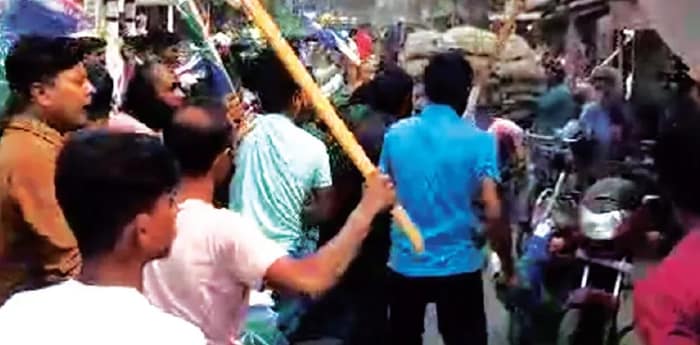 পতাকা টাঙানোকে কেন্দ্র করে তৃণমূল ও আইএসএফের সংঘর্ষ, রণক্ষেত্র মিনাখাঁ