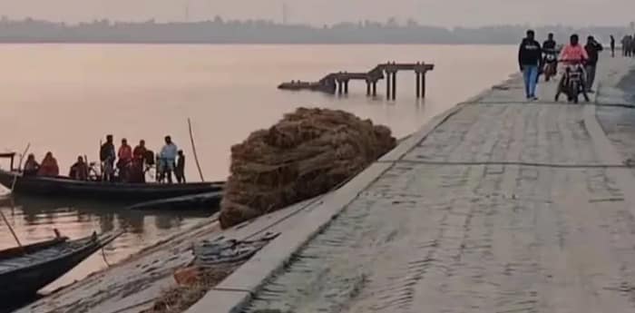 মাঝরাতে বসে গেল ডাঁসা নদীর ১৫০ ফুট বাঁধ, আতঙ্ক হাসনাবাদের খাঁ পুকুর এলাকায়, শুরু মেরামতি