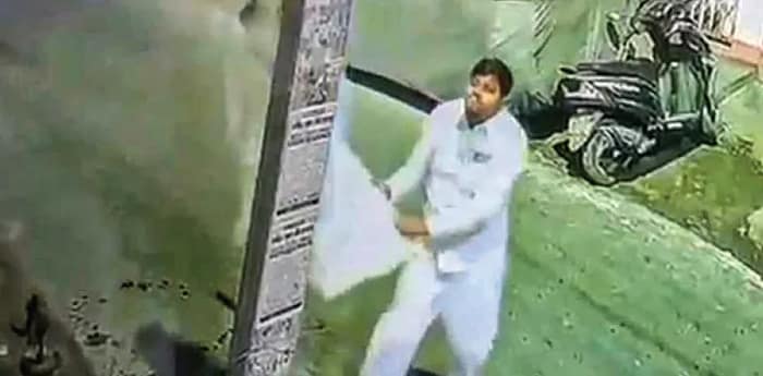রাতে বাইকে এসে তৃণমূলের ব্যানার ছিঁড়ছেন বিজেপির মণ্ডল সভাপতি! সিসি ক্যামেরার ফুটেজ তুলে ধরে লিখিত অভিযোগ তৃণমূলের